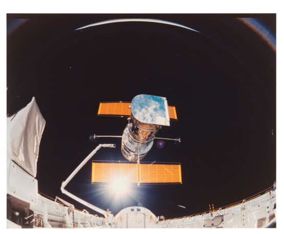 THE DEPLOYMENT OF THE HUBBLE SPACE TELESCOPE FROM THE SHUTTLE - Foto 2