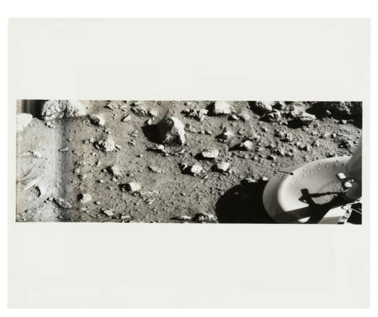 THE FIRST PHOTOGRAPH FROM ON THE SURFACE OF MARS - photo 2