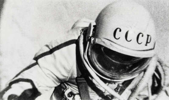THE FIRST HUMAN SPACEWALK - photo 1