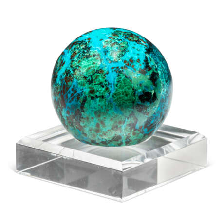 A SPHERE OF MALACHITE WITH CHRYSOCOLLA - фото 3