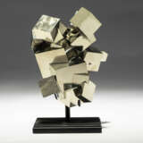 AN IMPRESSIVE CLUSTER OF PYRITE CRYSTALS - Foto 1