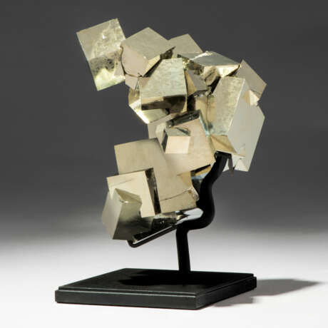 AN IMPRESSIVE CLUSTER OF PYRITE CRYSTALS - Foto 2