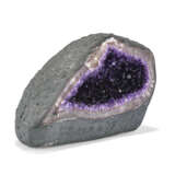 A TABLETOP-SIZED AMETHYST GEODE - photo 2