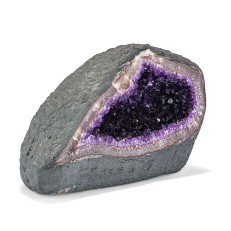 A TABLETOP-SIZED AMETHYST GEODE - photo 2