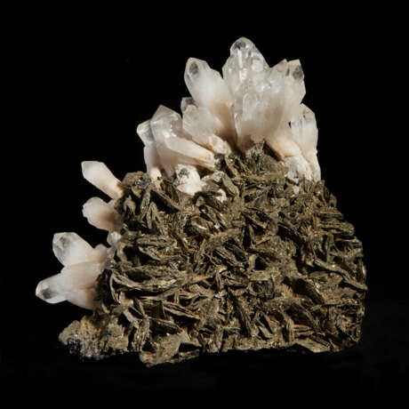 A CLUSTER OF QUARTZ CRYSTALS WITH PYRRHOTITE AND GALENA - photo 3