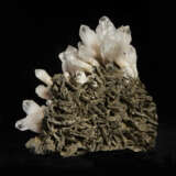 A CLUSTER OF QUARTZ CRYSTALS WITH PYRRHOTITE AND GALENA - Foto 3