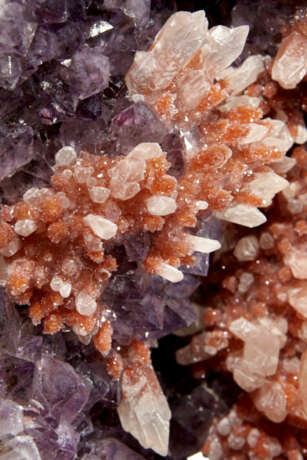 A LARGE SPECIMEN OF ORANGE QUARTZ CRYSTALS ON A BED OF CALCITE AND AMETHYST POINTS - фото 2