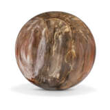 A SPHERE OF PETRIFIED WOOD - Foto 5