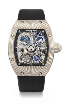 RICHARD MILLE. A UNIQUE 18K WHITE GOLD SKELETONIZED TOURBILLON WRISTWATCH WITH BLUED AND GOLD MINERAL-SET WHEELS AND BOX, MADE TO COMMEMORATE THE 150TH ANNIVERSARY OF BOUCHERON - Foto 1