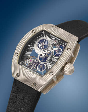 RICHARD MILLE. A UNIQUE 18K WHITE GOLD SKELETONIZED TOURBILLON WRISTWATCH WITH BLUED AND GOLD MINERAL-SET WHEELS AND BOX, MADE TO COMMEMORATE THE 150TH ANNIVERSARY OF BOUCHERON - Foto 2
