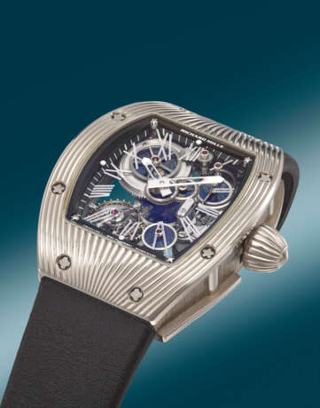 RICHARD MILLE. A UNIQUE 18K WHITE GOLD SKELETONIZED TOURBILLON WRISTWATCH WITH BLUED AND GOLD MINERAL-SET WHEELS AND BOX, MADE TO COMMEMORATE THE 150TH ANNIVERSARY OF BOUCHERON - Foto 3