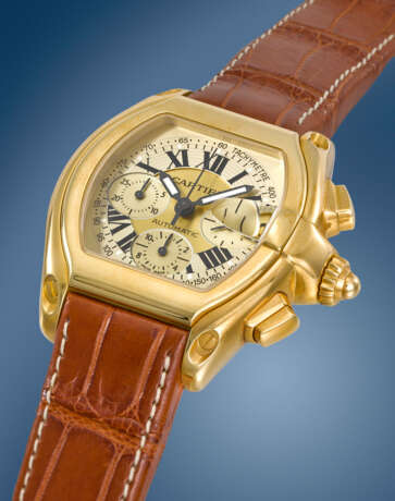 CARTIER. A LARGE 18K GOLD AUTOMATIC CHRONOGRAPH WRISTWATCH WITH DATE, GUARANTEE AND BOX - photo 2