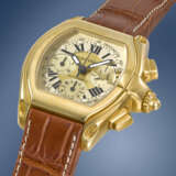 CARTIER. A LARGE 18K GOLD AUTOMATIC CHRONOGRAPH WRISTWATCH WITH DATE, GUARANTEE AND BOX - фото 2