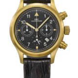IWC. AN ATTRACTIVE 18K GOLD PILOT`S CHRONOGRAPH WRISTWATCH WITH DATE AND BOX - Foto 1