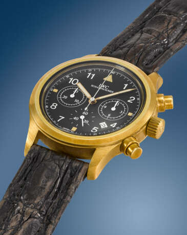 IWC. AN ATTRACTIVE 18K GOLD PILOT`S CHRONOGRAPH WRISTWATCH WITH DATE AND BOX - photo 2