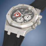AUDEMARS PIGUET. A VERY RARE PLATINUM LIMITED EDITION AUTOMATIC CHRONOGRAPH WRISTWATCH WITH DATE AND GUARANTEE - Foto 2