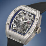 RICHARD MILLE. AN EXTREMELY RARE PLATINUM DUAL TIME TOURBILLON WRISTWATCH WITH POWER RESERVE AND GUARANTEE - Foto 2