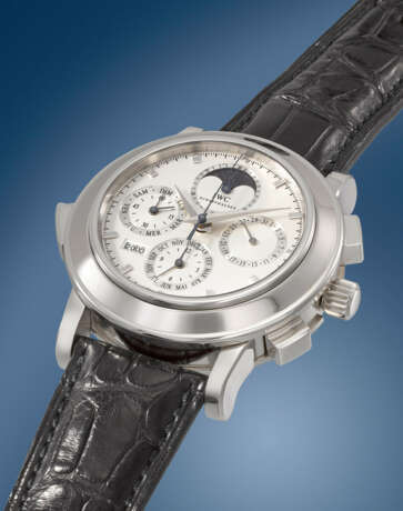 IWC. A VERY RARE, IMPRESSIVE AND LARGE PLATINUM LIMITED EDITION AUTOMATIC PERPETUAL CALENDAR MINUTE REPEATING CHRONOGRAPH WRISTWATCH WITH MOON PHASES, YEAR INDICATION AND BOX - Foto 2