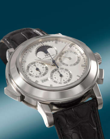 IWC. A VERY RARE, IMPRESSIVE AND LARGE PLATINUM LIMITED EDITION AUTOMATIC PERPETUAL CALENDAR MINUTE REPEATING CHRONOGRAPH WRISTWATCH WITH MOON PHASES, YEAR INDICATION AND BOX - Foto 3