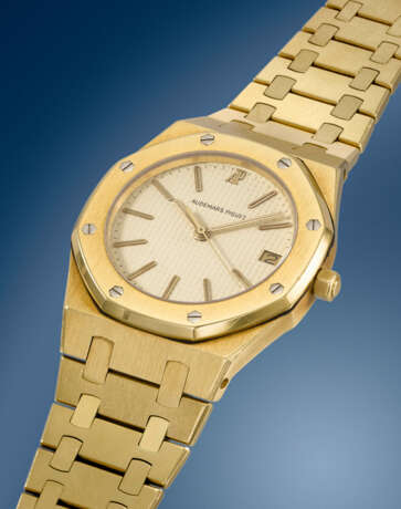 AUDEMARS PIGUET. AN ATTRACTIVE 18K GOLD WRISTWATCH WITH SWEEP CENTRE SECONDS, DATE AND BRACELET - фото 2
