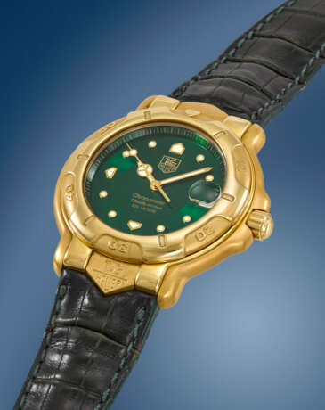 TAG HEUER. AN ATTRACTIVE 18K GOLD AUTOMATIC WRISTWATCH WITH SWEEP CENTRE SECONDS, DATE, GUARANTEE AND BOX - фото 2