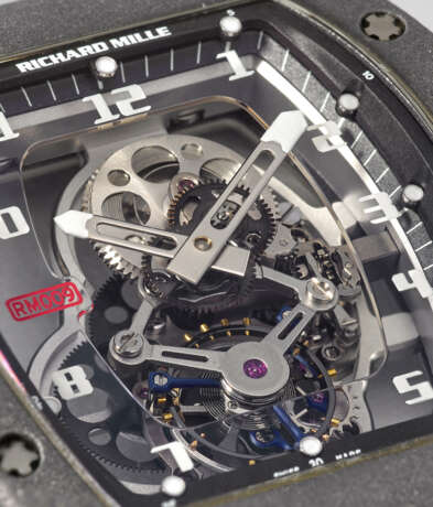 RICHARD MILLE. AN EXCEPTIONALLY RARE AND IMPORTANT PROTOTYPE ULTRA-LIGHTWEIGHT METAL MATRIX COMPOSITE SKELETONIZED TOURBILLON WRISTWATCH WITH ALUMINIUM LITHIUM MOVEMENT AND GUARANTEE - Foto 3