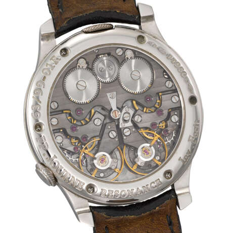 F.P. JOURNE. A UNIQUE PLATINUM LIMITED EDITION DUAL TIME CHRONOMETER WRISTWATCH WITH RESONANCE-CONTROLLED TWIN INDEPENDENT GEAR-TRAIN MOVEMENT, POWER RESERVE, CERTIFICATE AND BOX - Foto 3