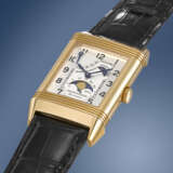 JAEGER-LECOULTRE. AN ATTRACTIVE AND ELEGANT 18K PINK GOLD REVERSO WRISTWATCH WITH MOON PHASES, DAY/NIGHT, POWER RESERVE INDICATION, GUARANTEE AND BOX - Foto 2