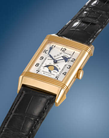 JAEGER-LECOULTRE. AN ATTRACTIVE AND ELEGANT 18K PINK GOLD REVERSO WRISTWATCH WITH MOON PHASES, DAY/NIGHT, POWER RESERVE INDICATION, GUARANTEE AND BOX - photo 2