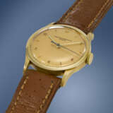 VACHERON CONSTANTIN. A RARE AND ELEGANT 18K GOLD WRISTWATCH WITH SWEEP CENTRE SECONDS AND CERTIFICATE OF ORIGIN - Foto 2
