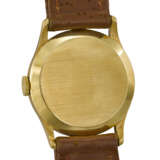 VACHERON CONSTANTIN. A RARE AND ELEGANT 18K GOLD WRISTWATCH WITH SWEEP CENTRE SECONDS AND CERTIFICATE OF ORIGIN - photo 3