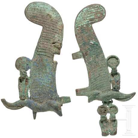 Zwei Hälften von Federkronen mit Uräusschlangen, Bronze, Ägypten, 2. - 1. Jtsd. v. Chr. - Foto 1