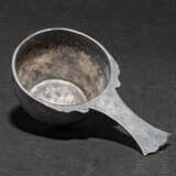 Römische Kasserolle aus Silber mit Thyrsosstab auf Griff, spätes 2. - Mitte 3. Jhdt. n. Chr. - Foto 1