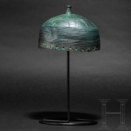 Spätbronzezeitlicher Helm vom Typ Paks, 13. - 12. Jhdt. v. Chr. - Foto 1