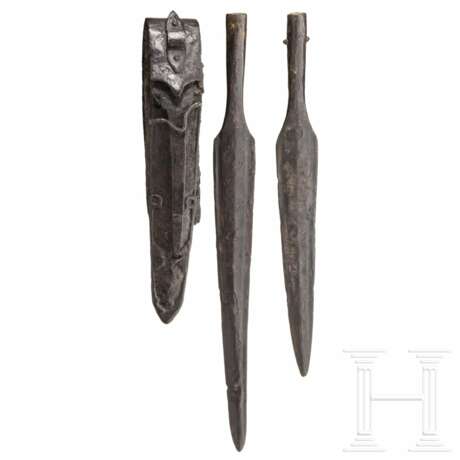 Keltisches Schwert und zwei Lanzenspitzen, rituell verbogen, spätes 3. - 2. Jhdt. v. Chr. - Foto 1