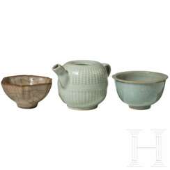 Longquan-Seladon-Teekanne und -Tasse sowie Ge-Typus-glasierte Tasse, China, wohl Ming-Dynastie (1368 - 1644)