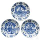 Drei blau-weiße Teller mit "Chenghua Nian Zhi"-Marke, wohl 17. Jhdt. - Foto 1