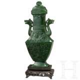 Jade-Vase mit Drachenhenkeln, China, 20. Jhdt. - фото 1