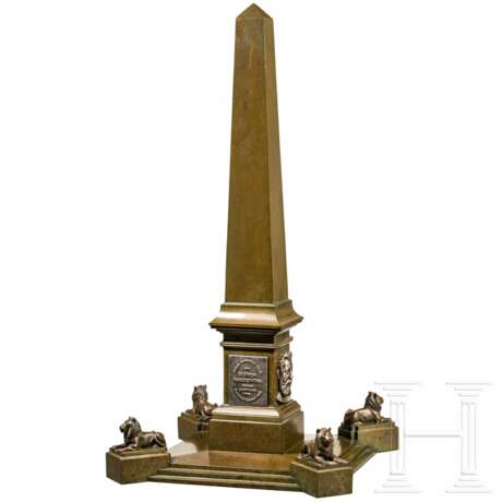 Großer Bronze-Obelisk mit Silber-Appliken - Foto 1