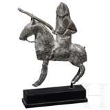 Seltene Zinnfigur eines Ritters zu Pferd, flämisch, ca. 1350 - photo 1