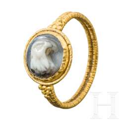 Goldener Ring mit Adlerkopf-Gemme im römischen Stil, 20. Jhdt.