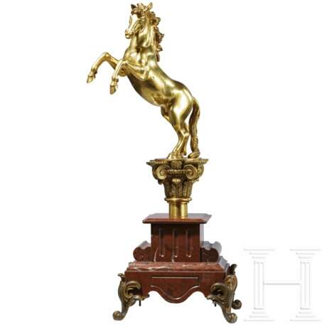 Vergoldete Bronzefigur eines steigenden Pferdes, 19. Jhdt., ähnlich den Fahnenspitzen für Truppen des Königreichs beider Sizilien unter Joachim Murat (1767 - 1815) - photo 1
