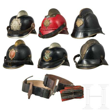 Sechs Feuerwehrhelme und zwei Sicherheitsgurte, ca. 1880 - 1930 - Foto 1