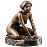 Arno Breker (1900 - 1991) - "Mädchen mit Tuch", Bronze mit brauner Patina - Foto 1