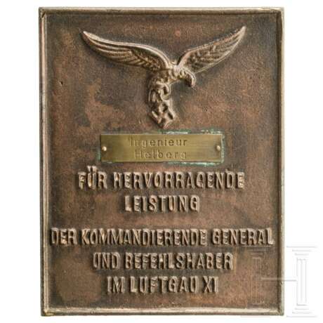 Ehrenschild "Für hervorragende Leistungen - Der kommandierende General und Befehlshaber im Luftgau XI" - Foto 1