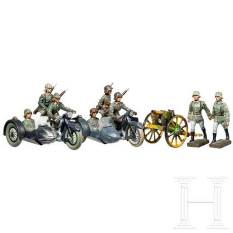 Zwei Lineol Kradschützen mit Krad, Offizier im Beiwagen und Beifahrer sowie ein MG-Wagen mit zwei ziehenden Soldaten - photo 1
