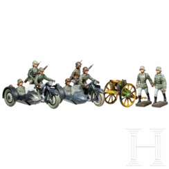 Zwei Lineol Kradschützen mit Krad, Offizier im Beiwagen und Beifahrer sowie ein MG-Wagen mit zwei ziehenden Soldaten