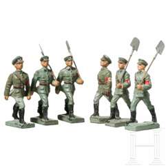 Sechs Lineol Marschierer, dabei vier FAD im Dienstanzug mit Spaten und zwei Stahlhelmbund-Männer