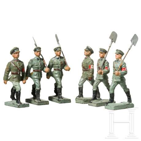 Sechs Lineol Marschierer, dabei vier FAD im Dienstanzug mit Spaten und zwei Stahlhelmbund-Männer - photo 1
