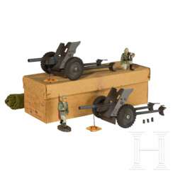 Zwei Hausser Panzerabwehrkanonen 719 ½, grau, im Originalkarton, mit zwei Elastolin Soldaten und einem Tarnnetz